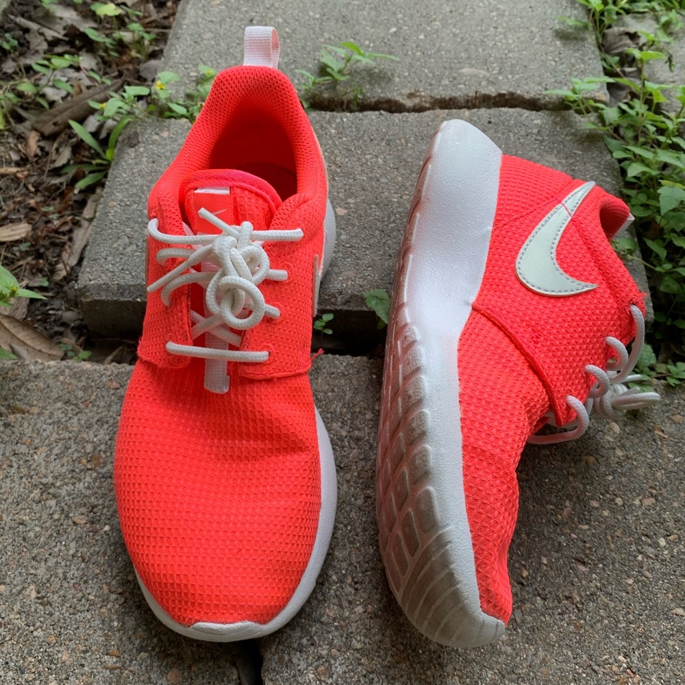 Nike Roshe Run Hot Pink Glow in The Dark Size 3Y